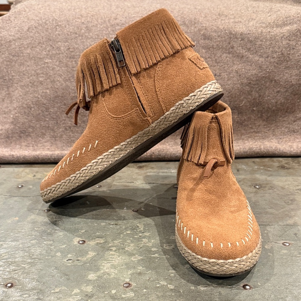 Ugg Tan Suede Fringe Ankle Boots moccasins style